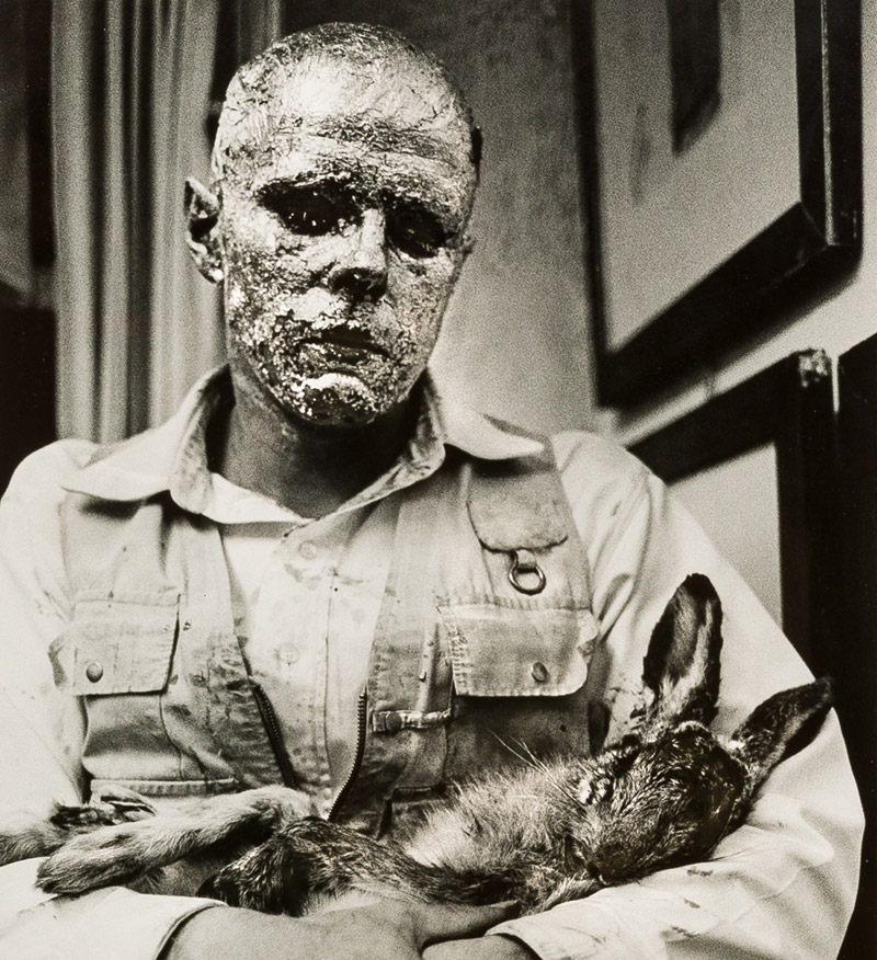 Wie man dem toten Hasen die Bilder erklärt - Joseph Beuys