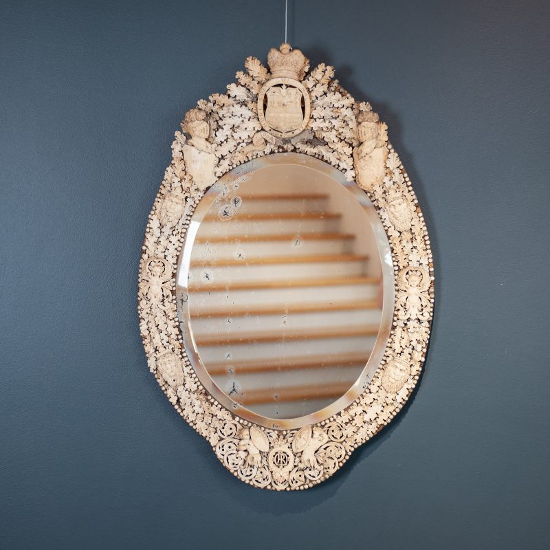 Außergewöhnlicher Spiegel mit feinen Elfenbeinverzierungen und der Devise des Hosenbandordens