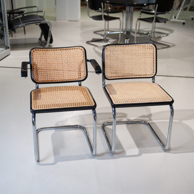 Vier Freischwinger Stühle 'S 64','S 62' und ein Tisch 'S 1052', Entwürfe von Marcel Breuer (1902-198