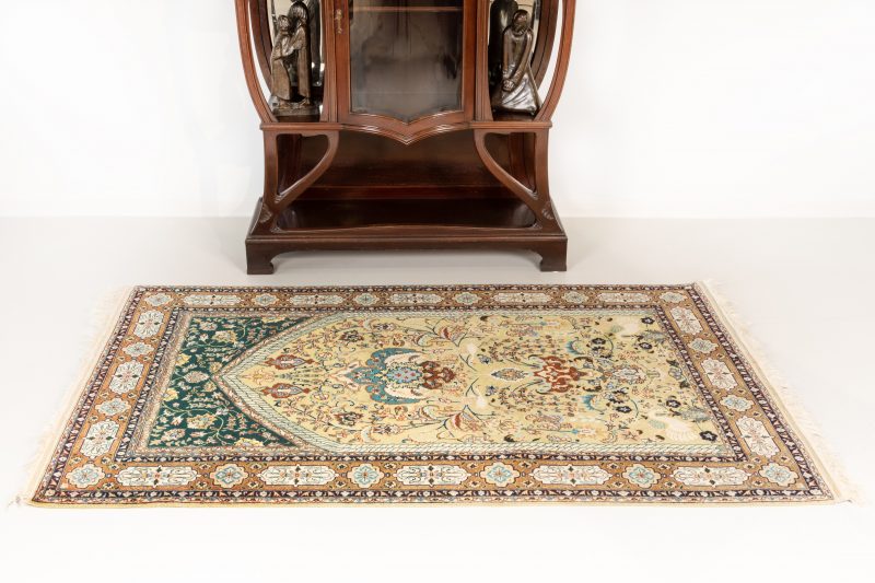 Orientalischer Teppich mit paradiesischem Motiv