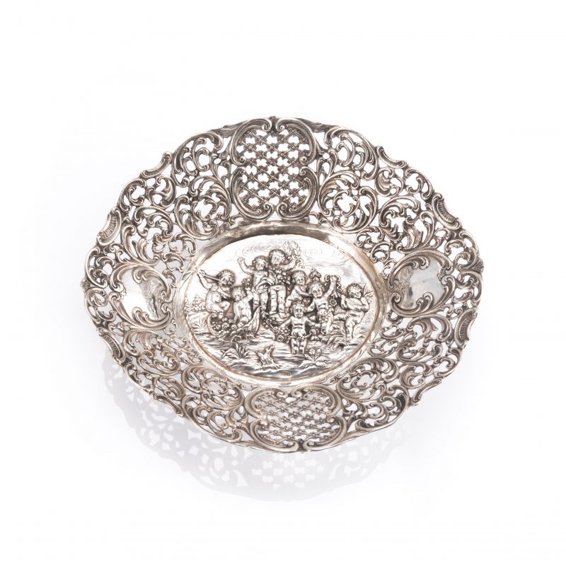 Silber Zierschale mit feinen Putten und Ornament