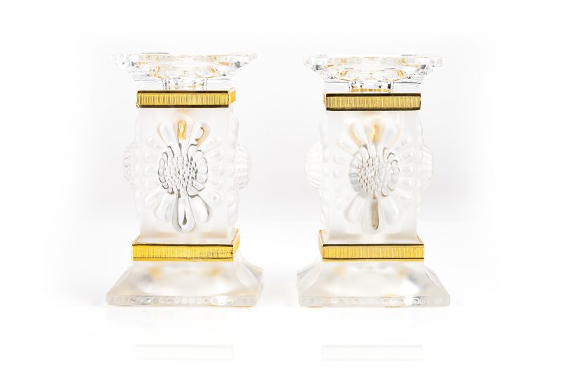 Paar Lalique Kerzenhalter mit goldenen Applikationen und Blumendekor