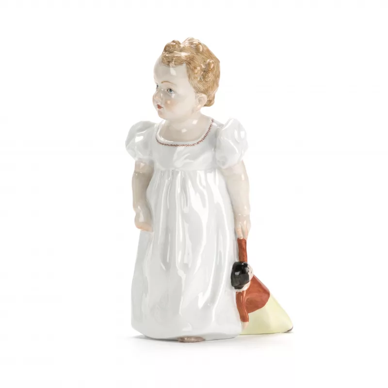 Meissen Hentschelkind 'Stehendes Kind mit einer herabhängenden Puppe in der Hand'