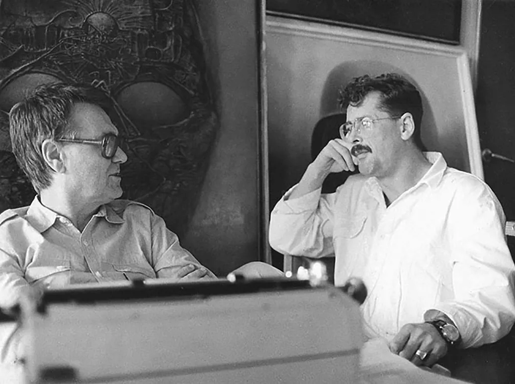 Dmochowski und Beksiński in seinem Atelier in Warschau