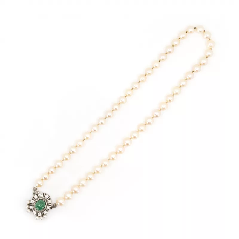 Perlencollier mit Smaragd-Diamantschließe
