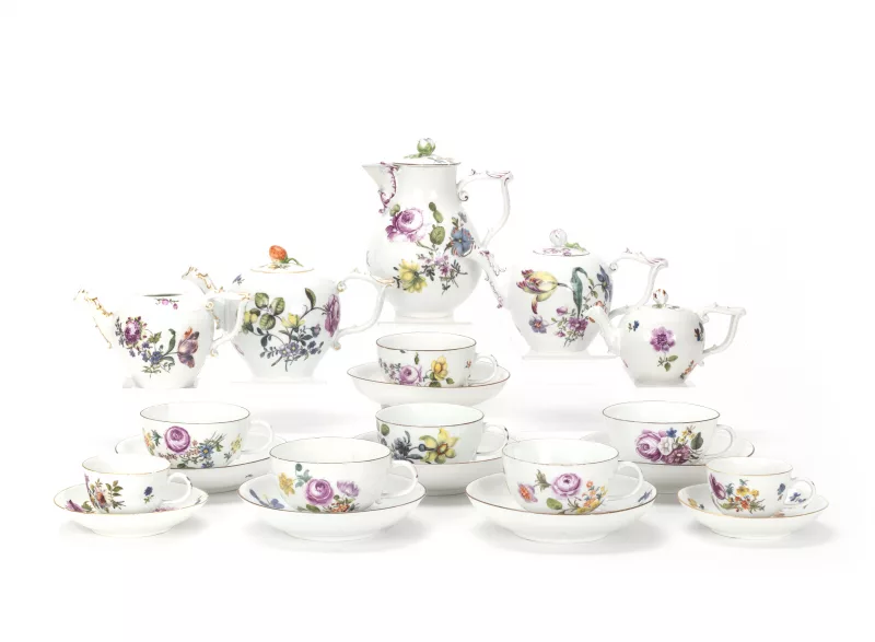 Meissen Kannen und Tassen mit Blumenmalerei