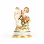 Meissen Figur Amor an ein Herz klopfend_84071_31-1