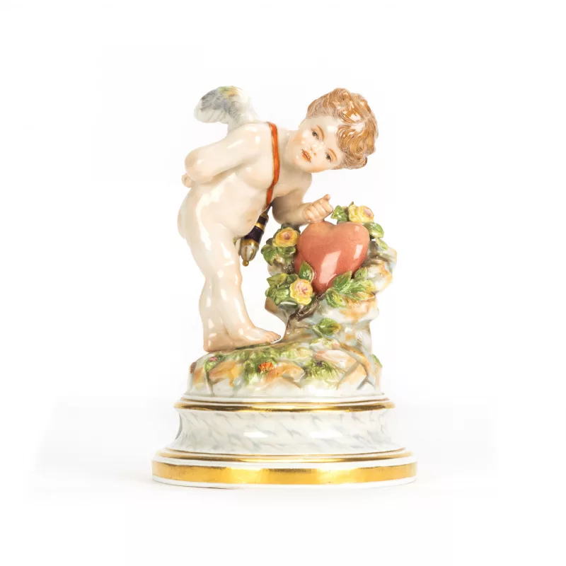 Meissen Figur Amor an ein Herz klopfend