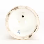 Meissen Figur Amor an ein Herz klopfend_84071_31-3