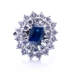 Saphir-Ring mit in der Höhe variierender Diamanten-Entourage_94727_35-3