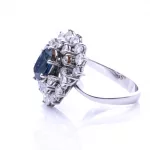 Saphir-Ring mit in der Höhe variierender Diamanten-Entourage_94727_35-4