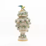 Schneeballblütenvase mit Vogelplastik_Schneeballblütenvase mit Vogelplastik_96390_97-1