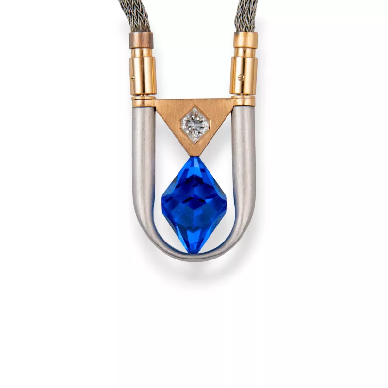Platin und 750 Weißgold, Anhänger mit blauem Farbstein, besetzt mit einem Diamanten im Brillantschliff ca. 0,4 ct, Länge ca. 39 cm, Gesamtgewicht ca. 31,6 g
